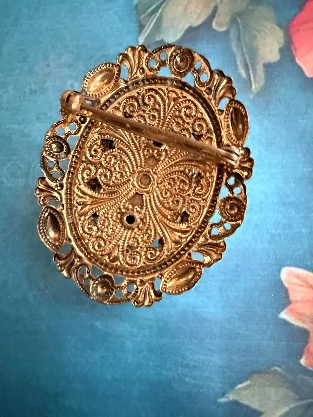 Vintage-Inspired Black Cameo Gold Filigree Brooch